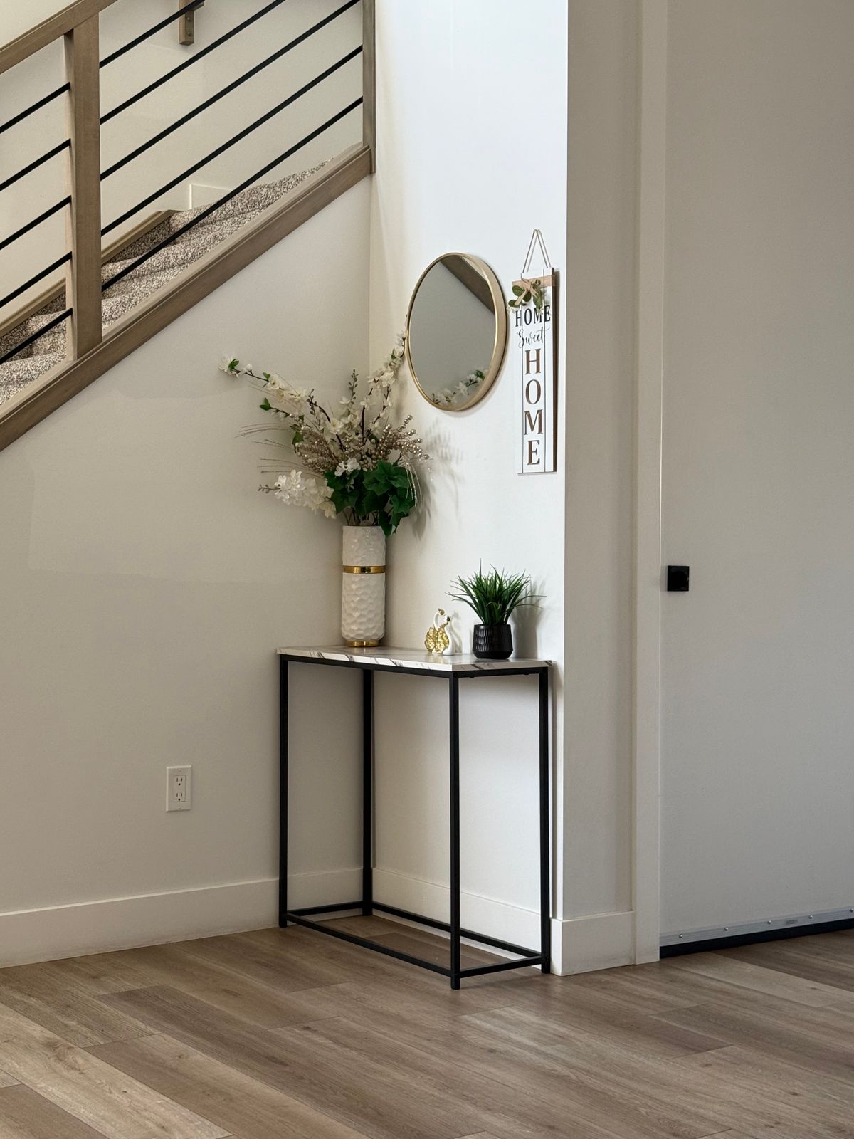 Console and a few decorative objects in an entrance