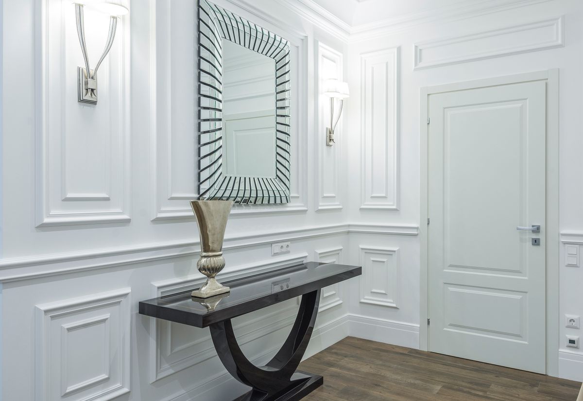Narrow console and mirror in an entrance hall