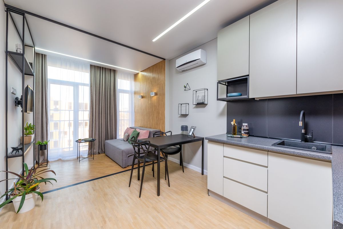 Studio with kitchen, table and sitting area