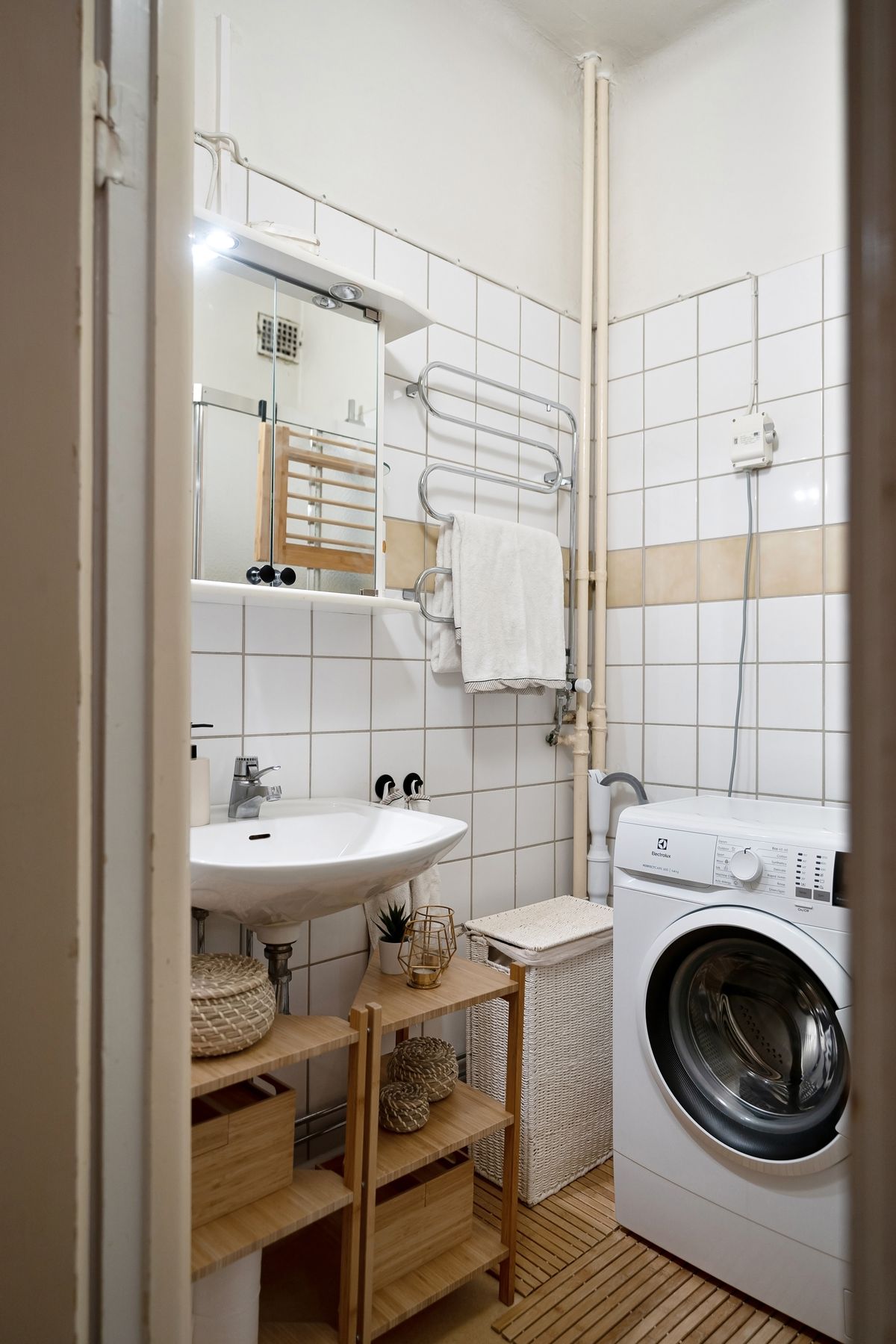 Compact bathroom with a basin and washing machine