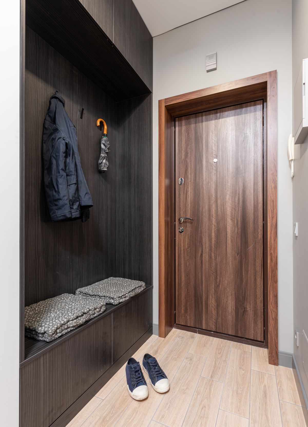 Built-in bench in a narrow entrance