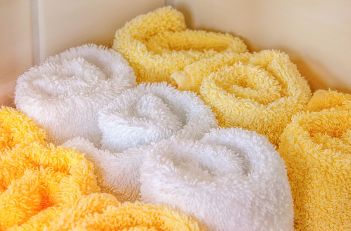 Rolled white and yellow towels